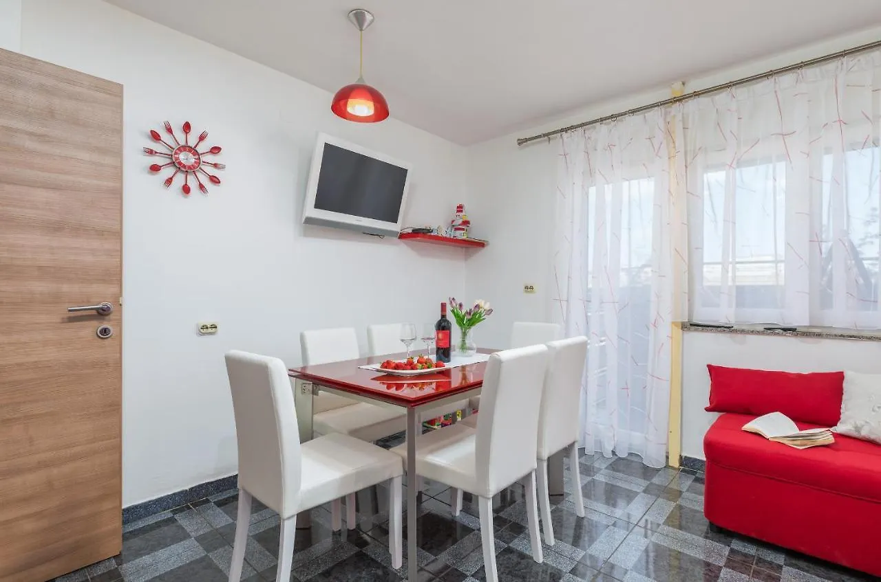 Apartment Rahela Pula 0*,